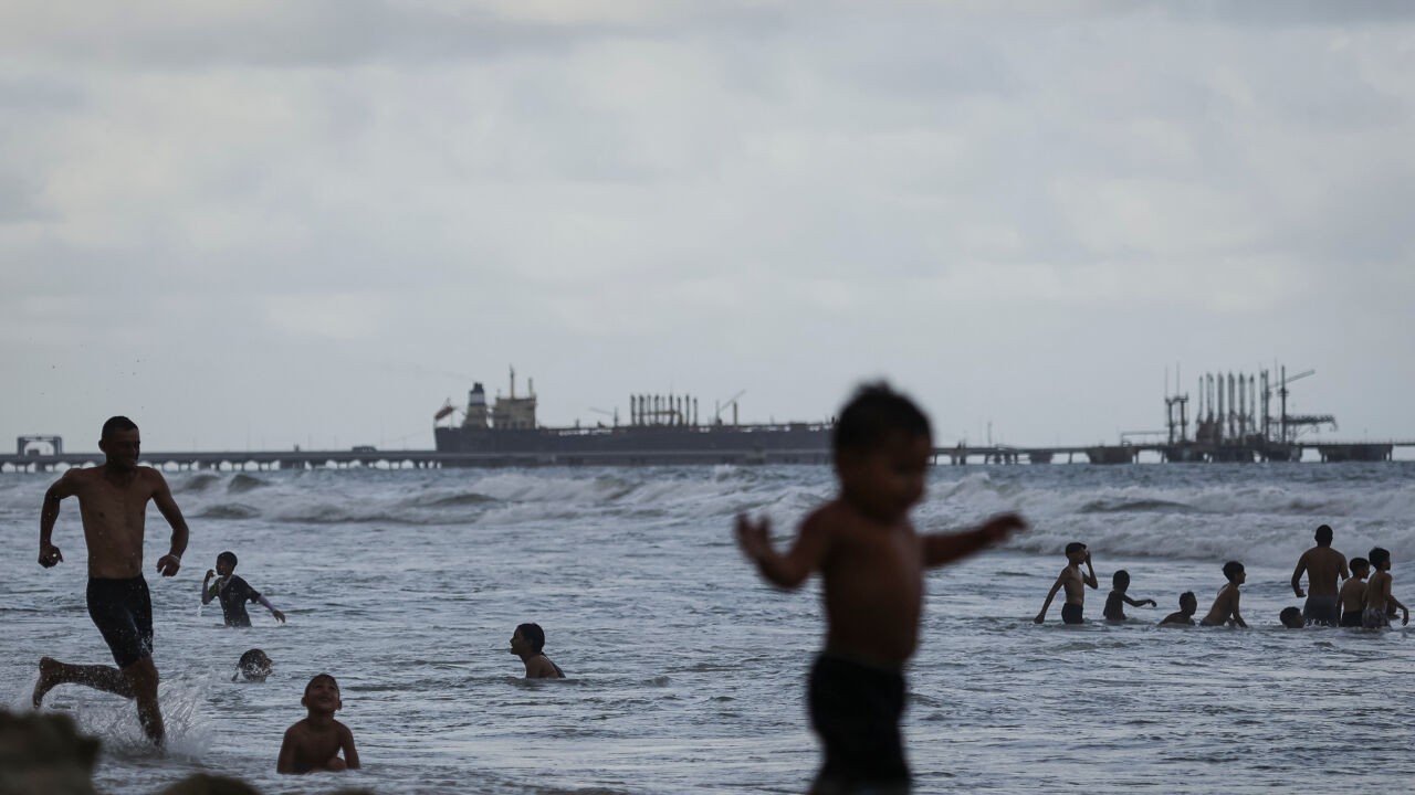 Olietanker waar VS al dagen jacht op maakt, is nog altijd niet gevat
