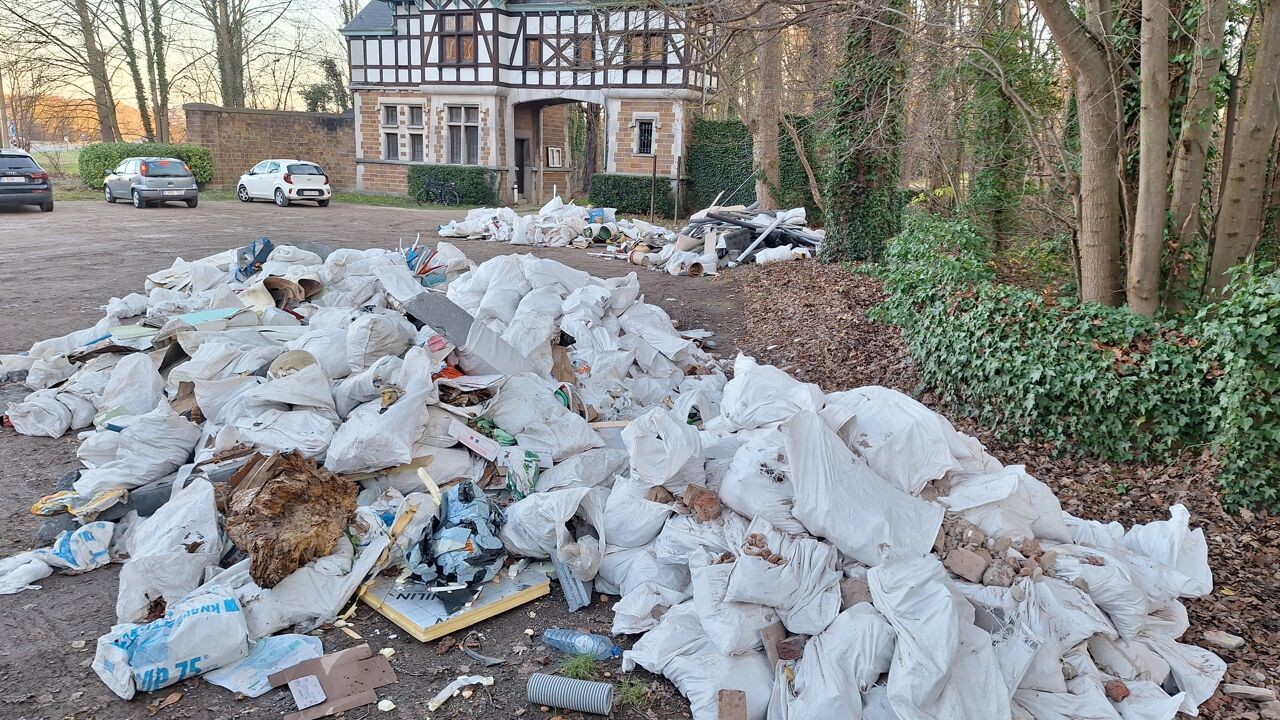 Enorm sluikstort langs A12 in Wolvertem: minstens 14 vrachtwagens aan bouwafval gedumpt