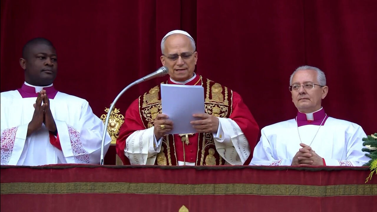 Paus Leo XIV spreekt zegen Urbi et Orbi uit, en hekelt "brullende wapens" in Oekraïne en Gaza