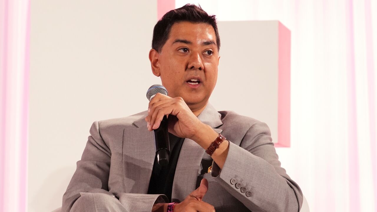 Britse Imran Ahmed, 1 van de 5 Europeanen die van VS inreisverbod kreeg, gaat in beroep