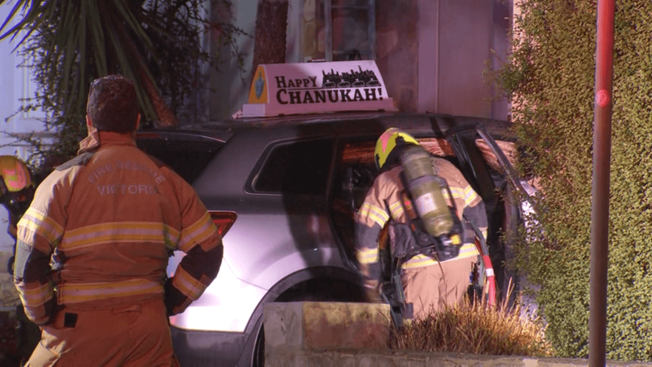 Auto met "Vrolijk Chanoeka"-opschrift in brand gestoken in Australië, politie spreekt van mogelijk antisemitische daad