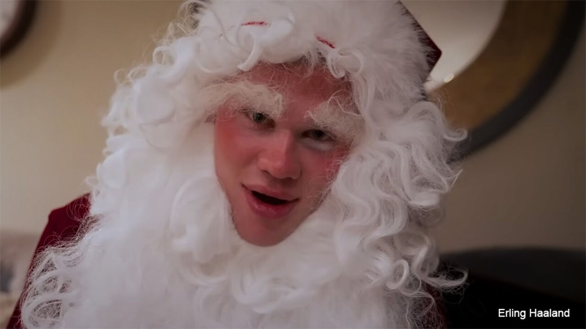 Plots staat er topspits in je woonkamer: Erling Haaland verrast kinderen in Manchester vermomd als kerstman