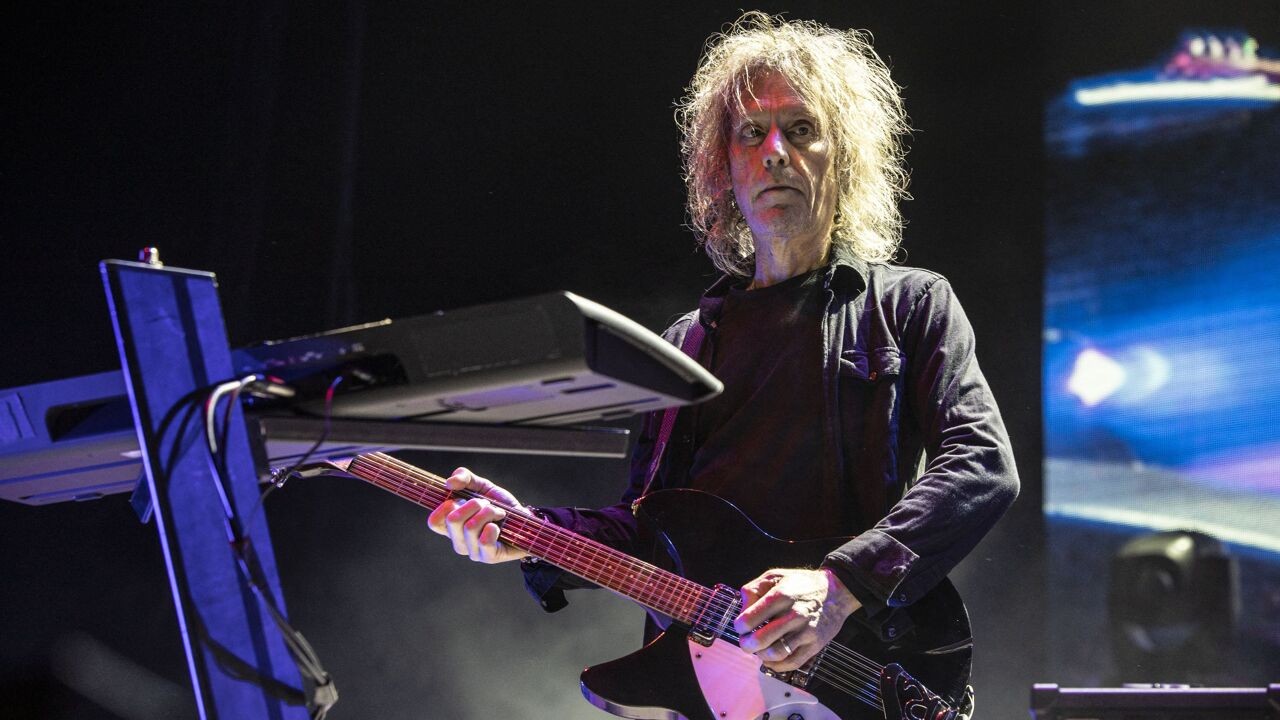 Gitarist en toetsenist van The Cure Perry Bamonte (65) overleden: "Essentieel in het verhaal van de band"