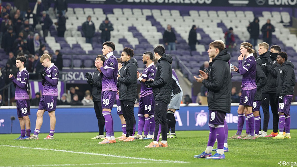 Frustrerende avond voor paars-wit: Anderlecht kan slappe start (mét onderbreking) niet meer uitwissen tegen Charleroi