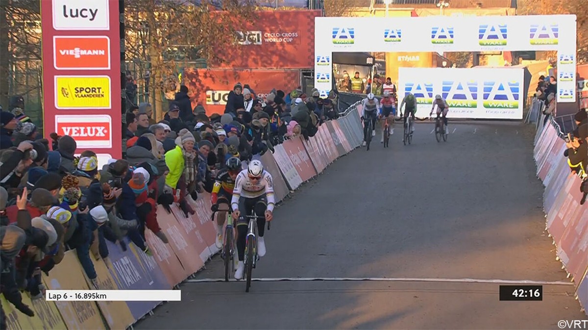 LIVESTREAM: Thibau Nys versnelt nog maar eens op lange klim, enkel Van der Poel volgt nog