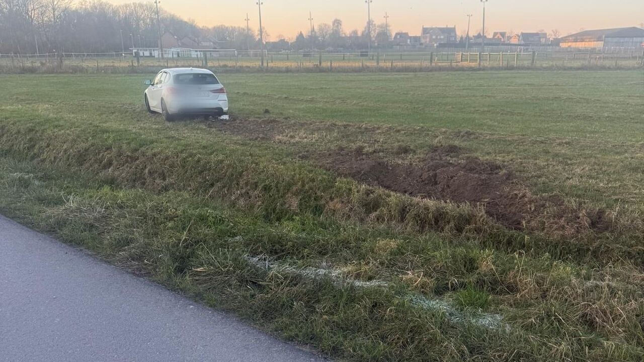 Auto vliegt 20 meter in het veld over beek bij Meise: jongeman uit Molenbeek gewond maar ontkent dat hij reed