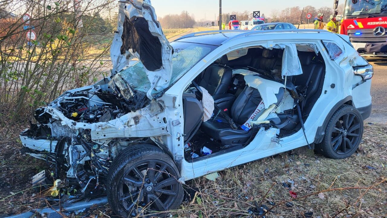 Bestelwagen rijdt tegen auto in Mol: 3 mensen naar ziekenhuis