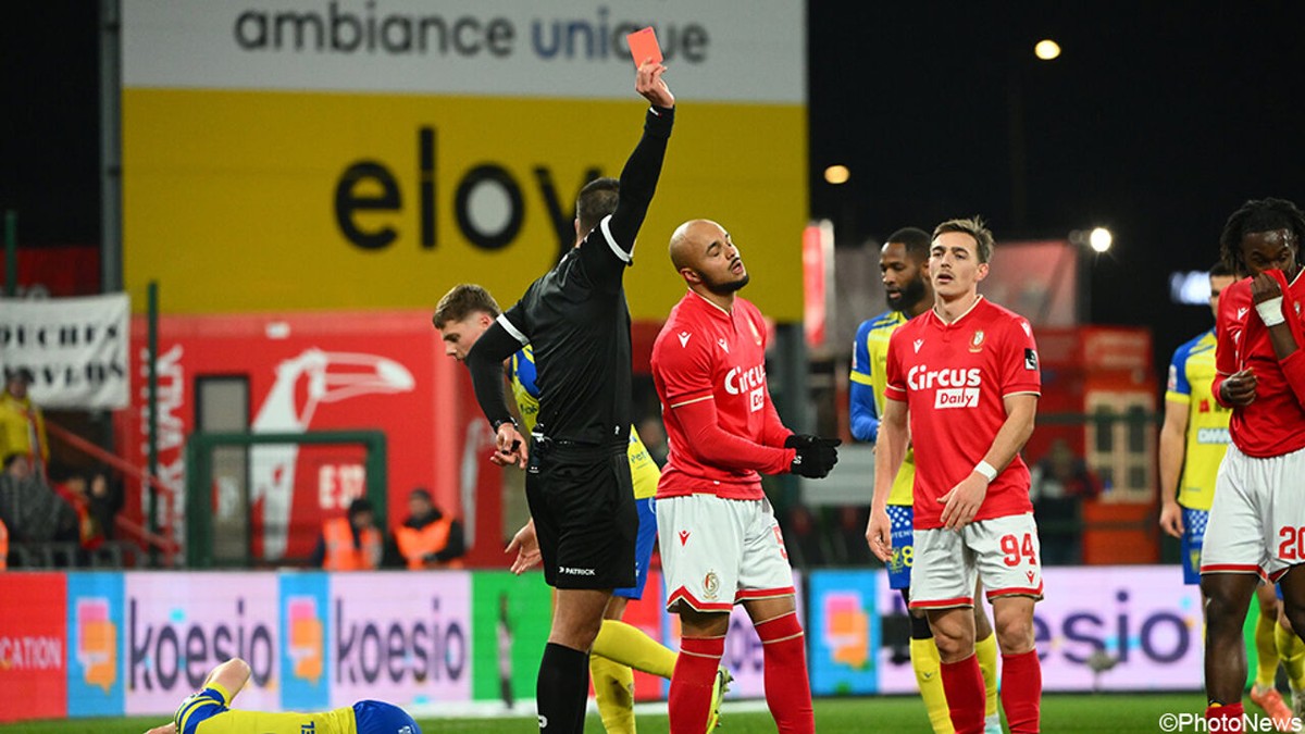 "Ik ben echt f*cking kwaad": Casper Nielsen haalt zwaar uit naar ploegmaat Nkada na domme rode kaart