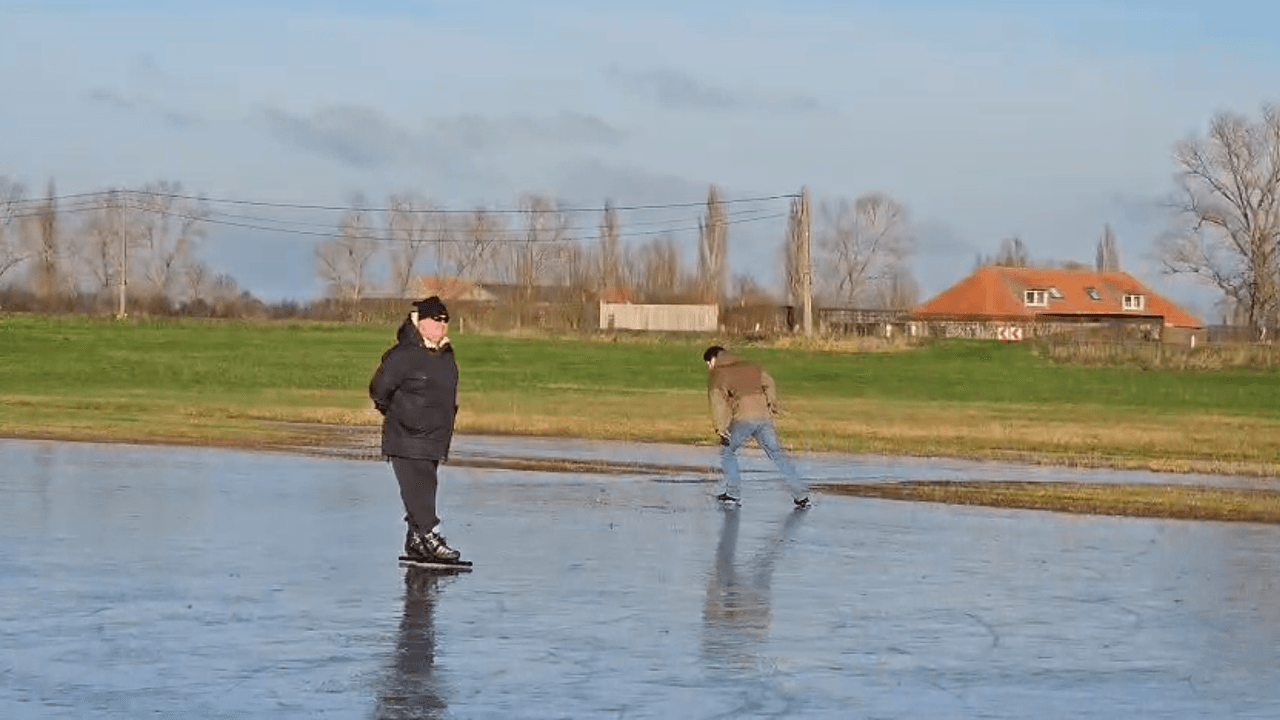 Schaatsers wagen zich op bevroren weide langs IJzer in Stavele: "Op eigen risico"