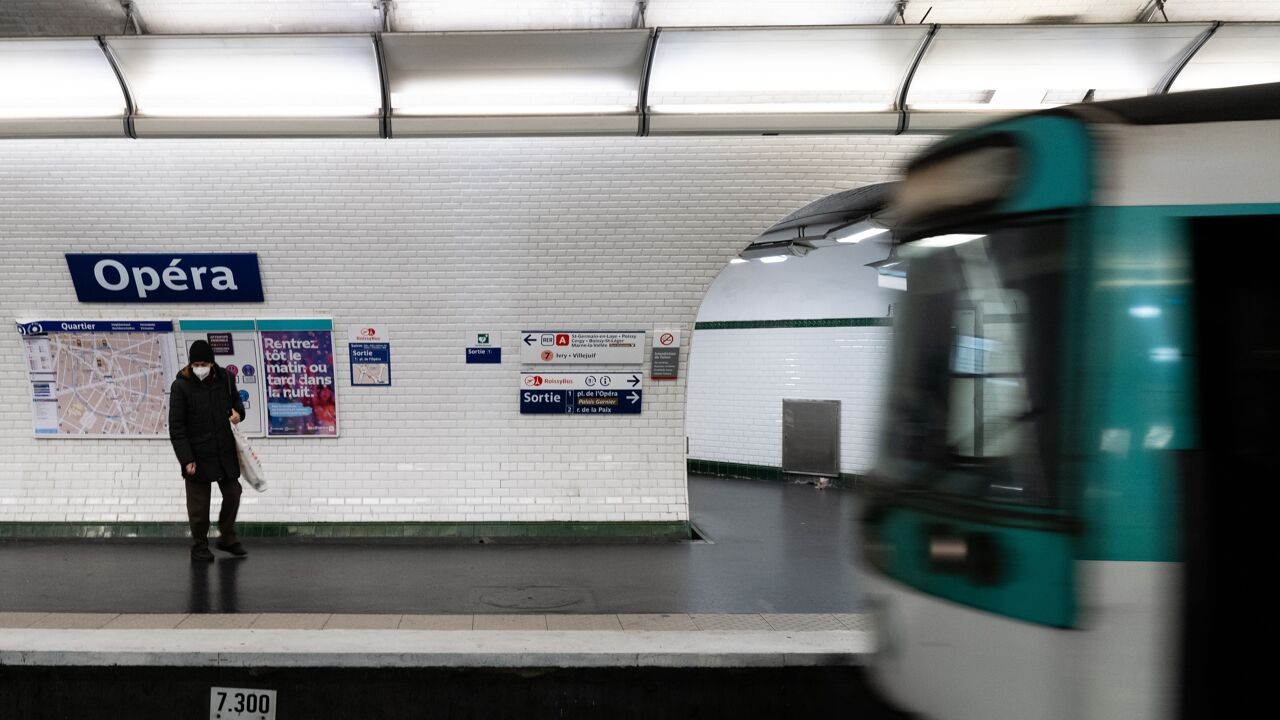 Drie vrouwen verwond met mes in metro in Parijs, verdachte opgepakt