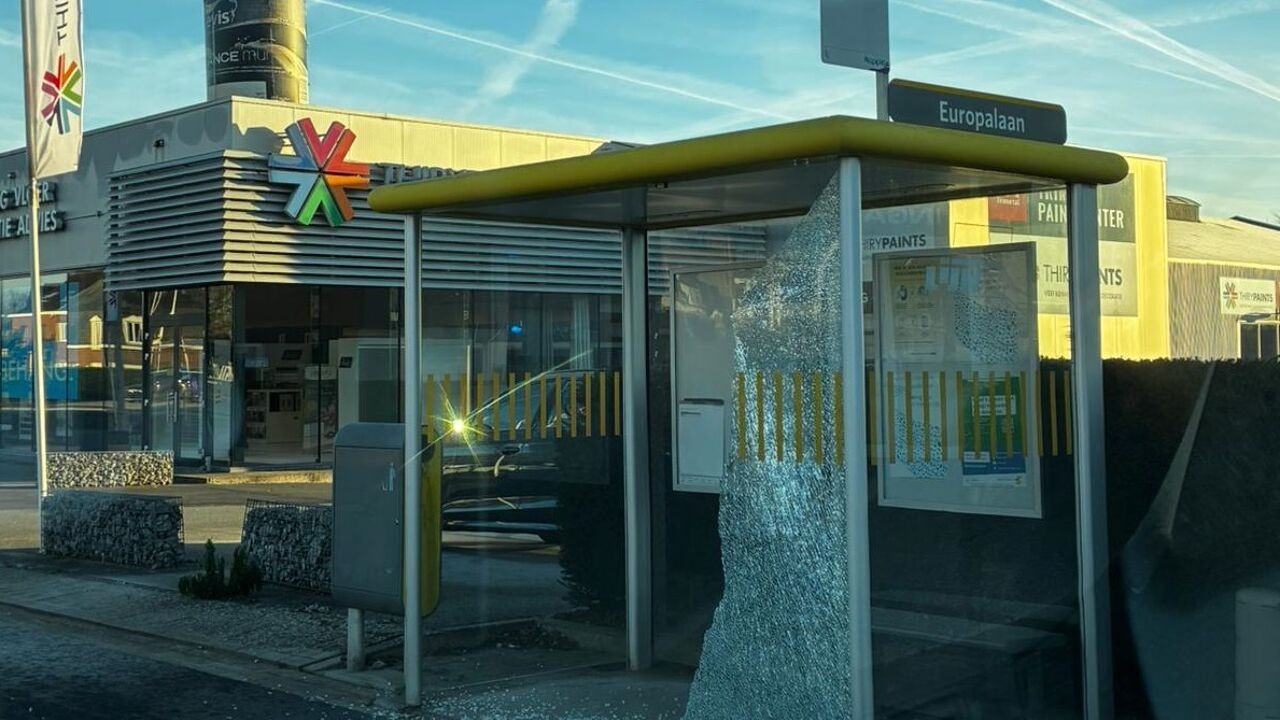 In enkele uren tijd 11 bushokjes vernield in Halle, Beersel en Sint-Pieters-Leeuw