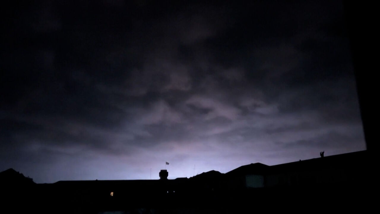 Grote luchtaanval op Kiev, Trump en Zelensky onmoeten elkaar morgen