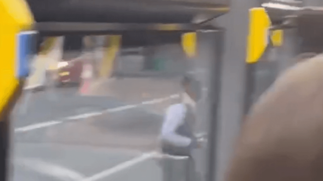 Buschauffeur van De Lijn stopt bus om taart op te halen bij de bakker in Brussel