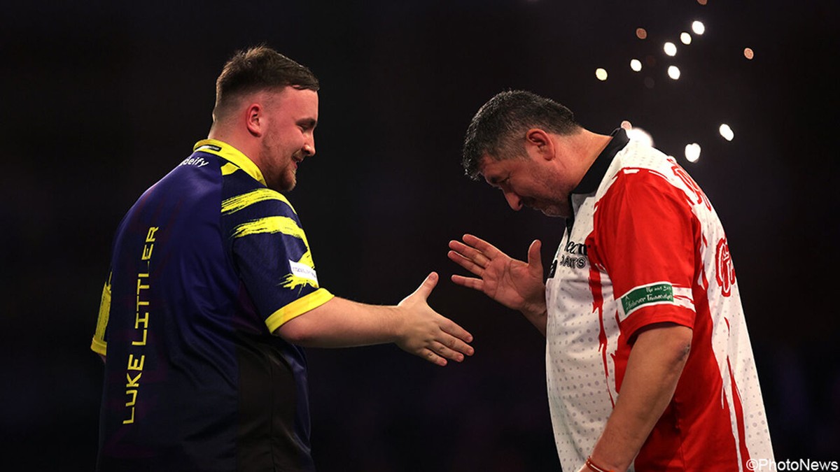 WK darts: Luke Littler gooit Mensur Suljovic aan flarden in referentiewedstrijd