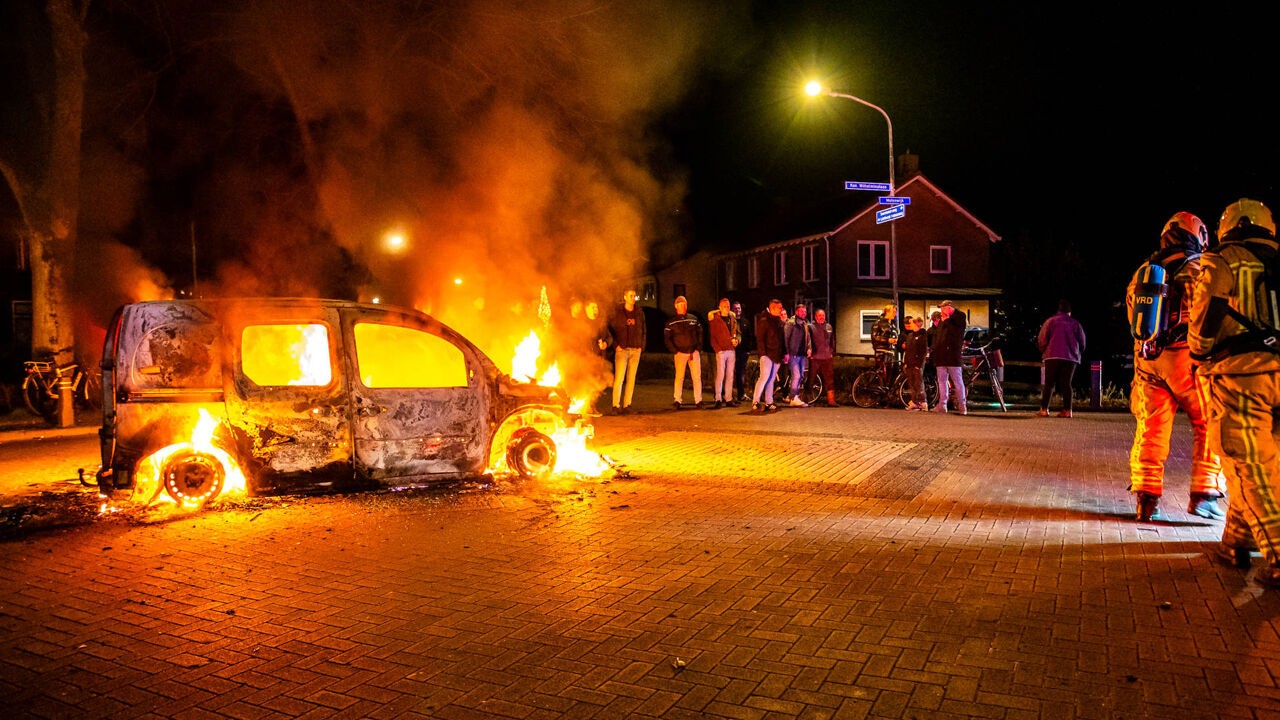 Vijf autobranden in een nacht in Nederland: jongeren zingen rond brandende bestelbus in Smilde