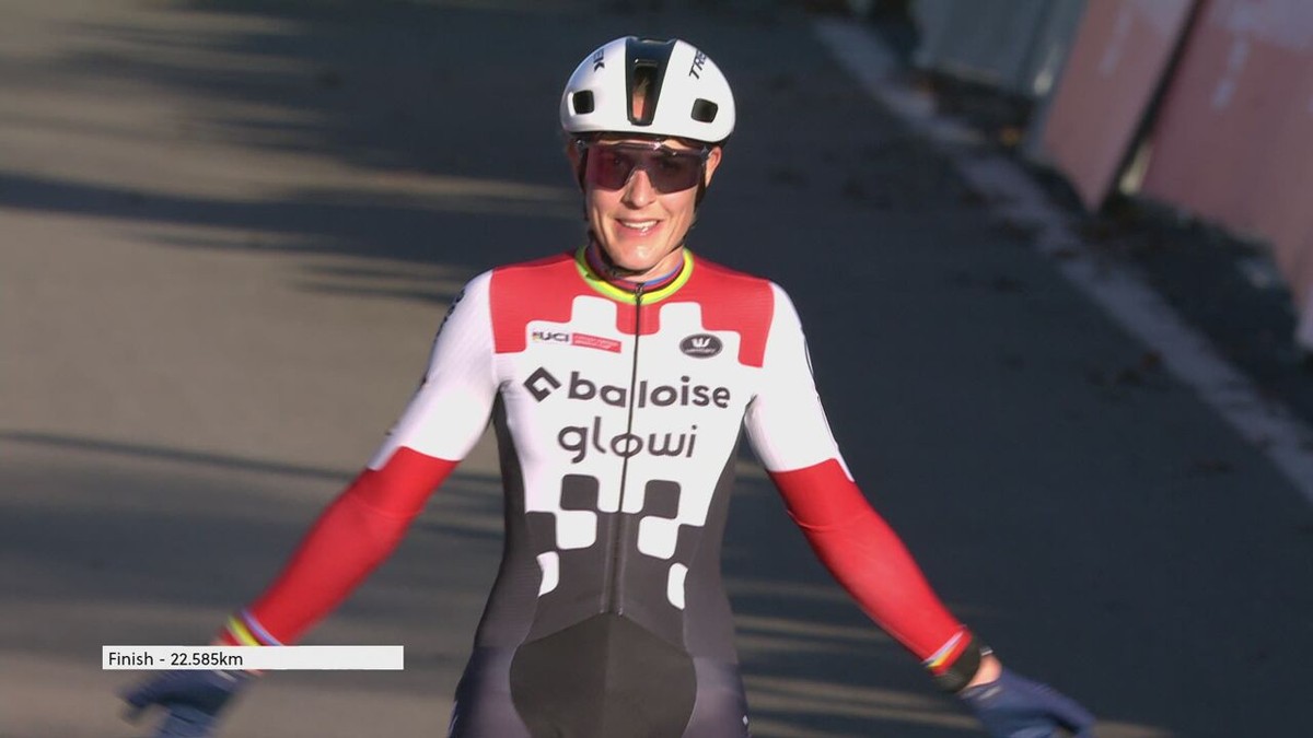 VIDEO - Lucinda Brand soleert naar 15e zege in 17 crossen en loopt uit in de Wereldbekerstand