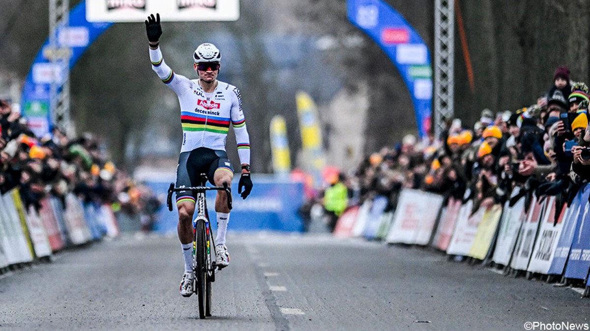 Mathieu van der Poel pakt ook in Loenhout uit met ijzersterke solo, leegloper fnuikt tweestrijd met Wout van Aert