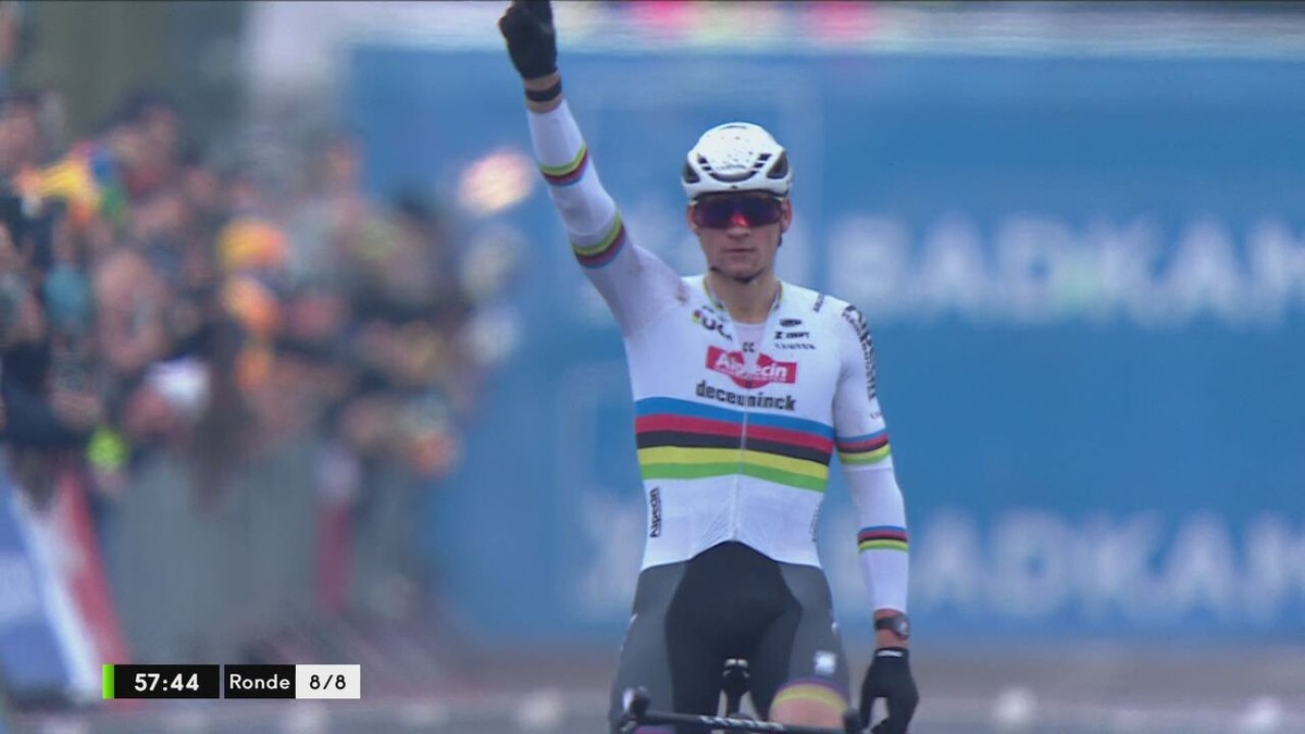 VIDEO - Van der Poel rijdt solo naar de zege in Loenhout, Van Aert 10e door lekke band(en)