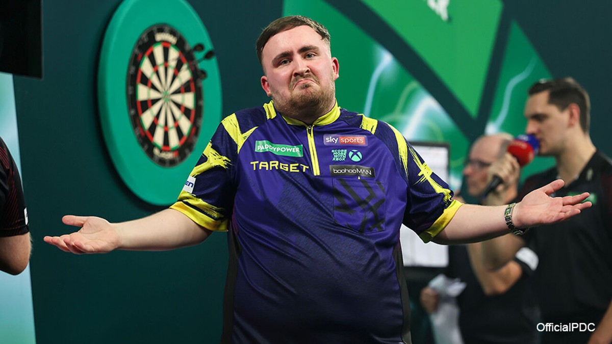 Brul richting publiek zei genoeg: opgenaaide Luke Littler verliest eerste sets op WK, maar staat comeback van Cross niet toe