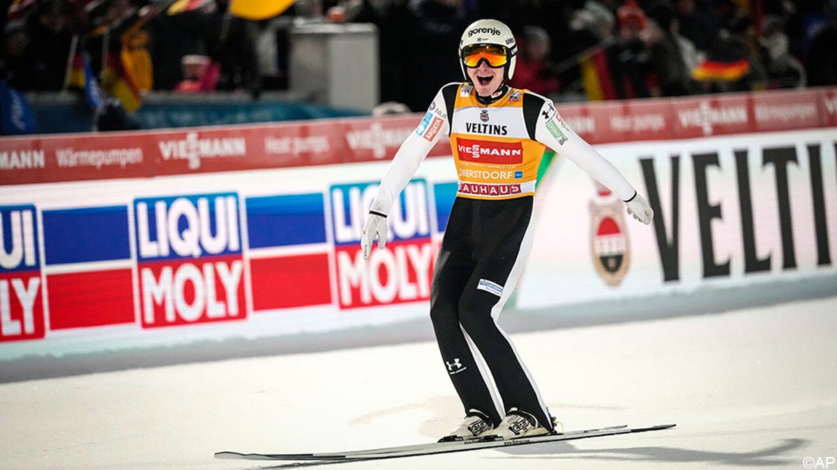 Meteen de toon gezet: nummer 1 Domen Prevc vliegt naar zege in openingsmanche van Vierschansentoernooi