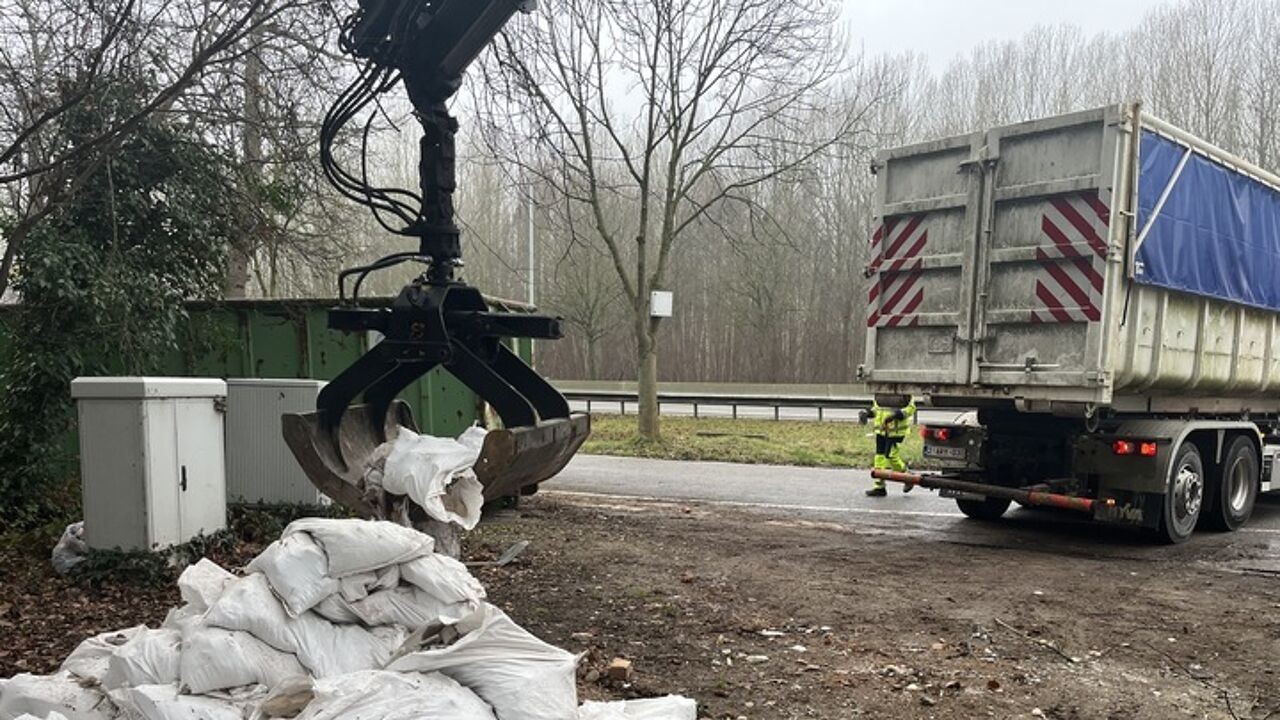Minstens 14 vrachtwagens sluikstort opgeruimd in Meise, ook namen van mogelijke vervuilers gevonden