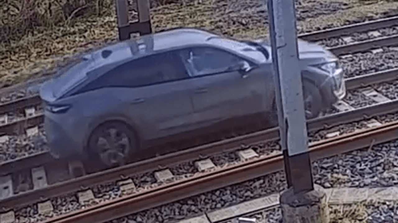 Hallucinante beelden uit Moeskroen waar auto over treinsporen rijdt: "In 14 jaar nog nooit meegemaakt"