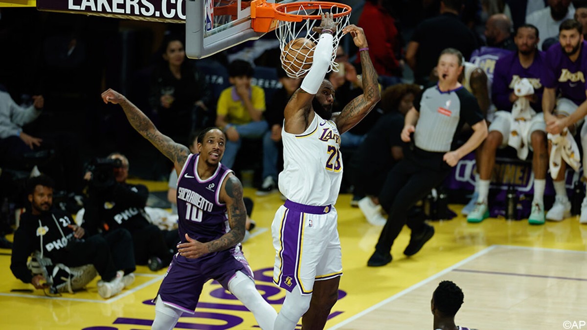 41 jaar? LeBron James blaast naderende verjaardag weg met indrukwekkende reverse slam