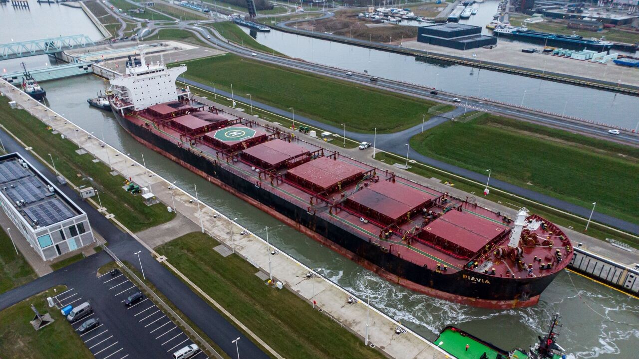 Breedste schip ooit vaart door Kanaal Gent-Terneuzen dankzij nieuwe zeesluis