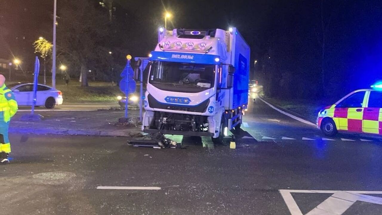 Vijf gewonden bij aanrijding tussen auto en vrachtwagen in Anderlecht, één persoon zwaargewond