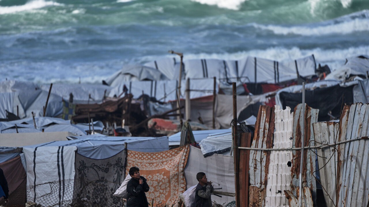 "Gebombardeerde gebouwen storten in onder het regenwater": Gaza gaat het nieuwe jaar in onder erbarmelijke omstandigheden