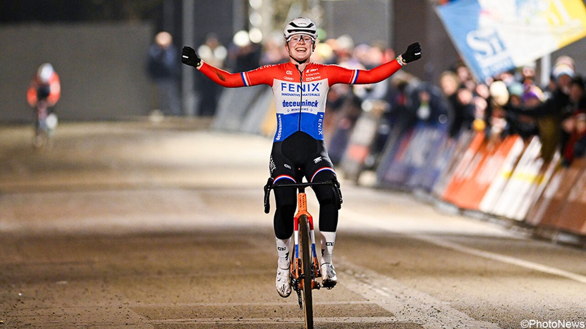 Puck Pieterse soleert in de avondcross in Diegem naar haar eerste overwinning van het seizoen