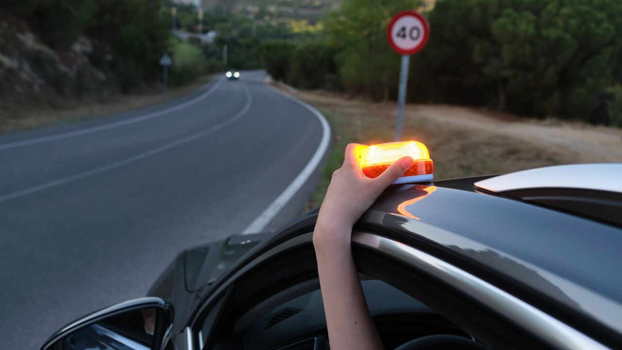 Vaarwel gevarendriehoek: Spanjaarden moeten binnenkort oranje zwaailicht in de auto hebben