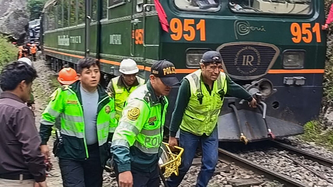 Twee treinen botsen frontaal op elkaar bij beroemde Machu Picchu in Peru: 1 dode en tientallen gewonden