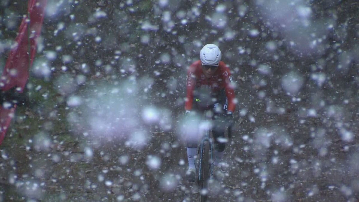 VIDEO - “Dit is echt een sneeuwstorm”: rensters worden verrast door sneeuw in Mol