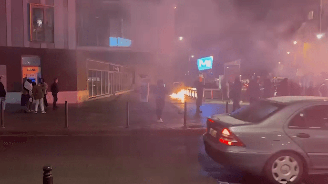 Opnieuw onrustig rond Zwarte Vijvers in Molenbeek na wedstrijd Marokko: vuurpijlen afgeschoten en bushokjes vernield
