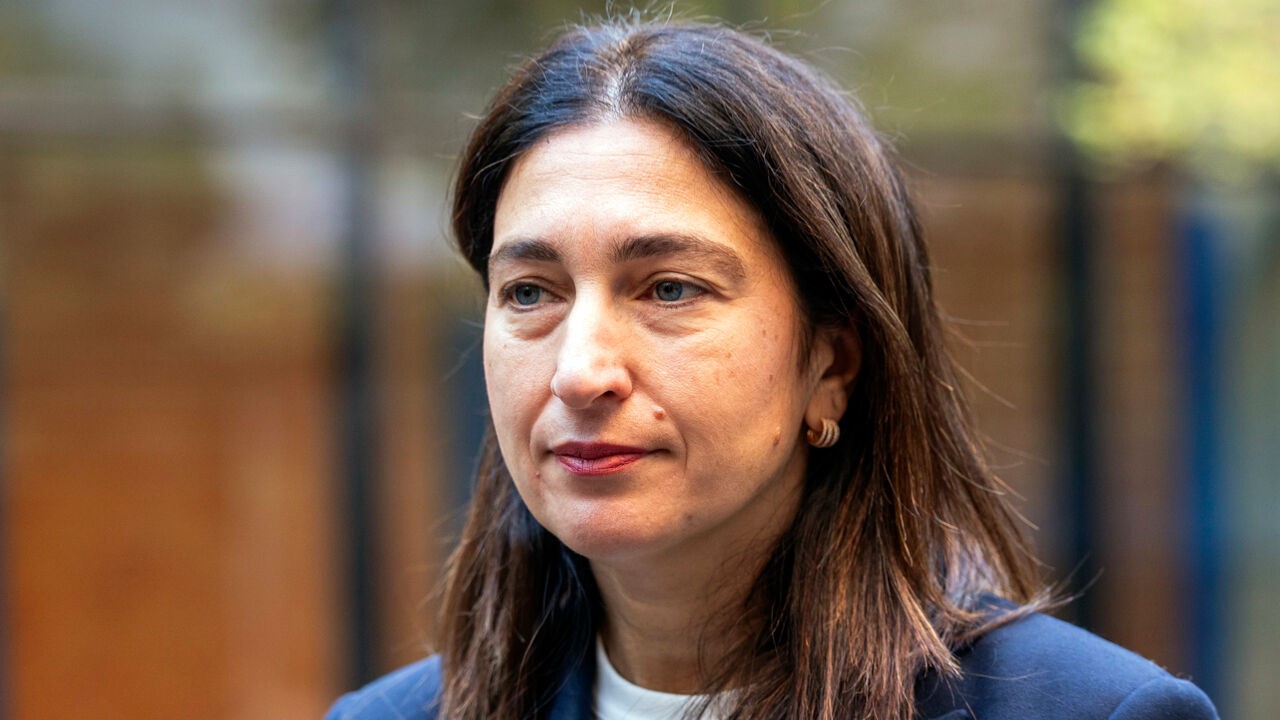 Zuhal Demir onder vuur: deed kabinet aan "vriendjespolitiek" bij toekenning overheidsopdracht?