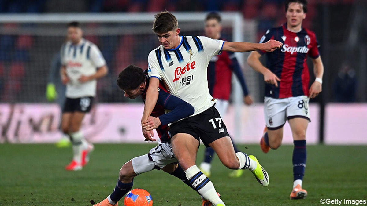 Met schitterende "slangenmens"-actie: Charles De Ketelaere zet Atalanta op weg naar belangrijke zege in subtopper