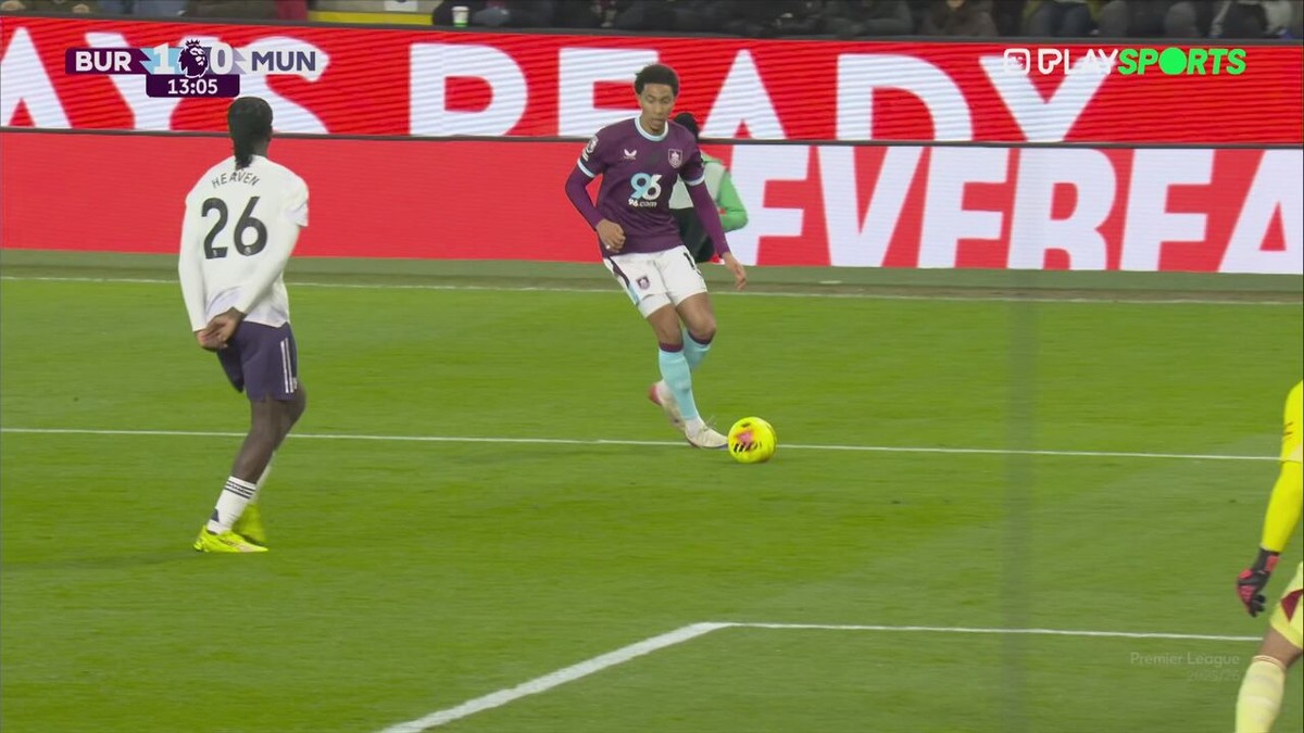 VIDEO - Pech! Afgeweken bal vliegt over Senne Lammens in doel: 1-0