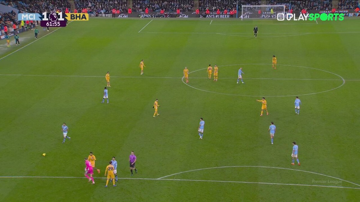 VIDEO - De Cuyper laat zich niet zomaar doen door Donnarumma, maar krijgt er wel geel voor