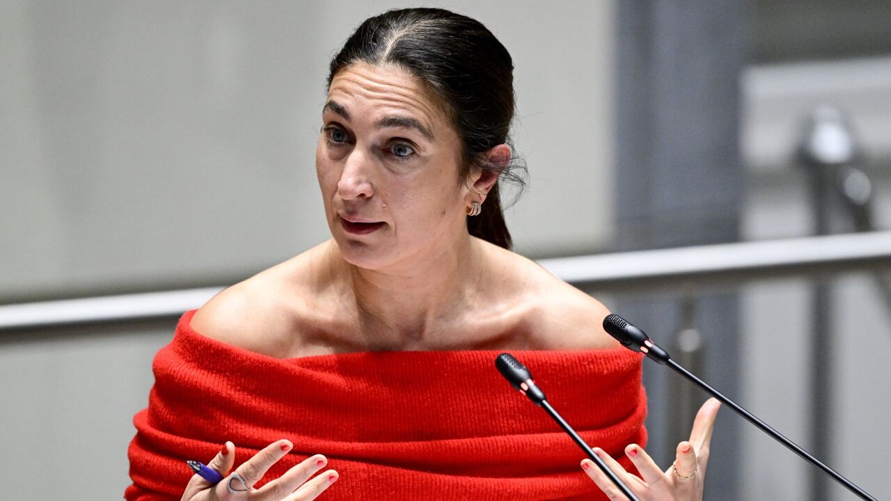 Vlaams minister van Onderwijs Demir (N-VA) wuift kritiek over vriendjespolitiek weg, ondanks heisa rond gunningsprocedure
