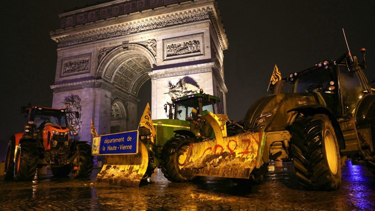 Boeren trekken met tractoren naar Eiffeltoren en Arc de Triomphe, ook filterblokkades in ons land verwacht
