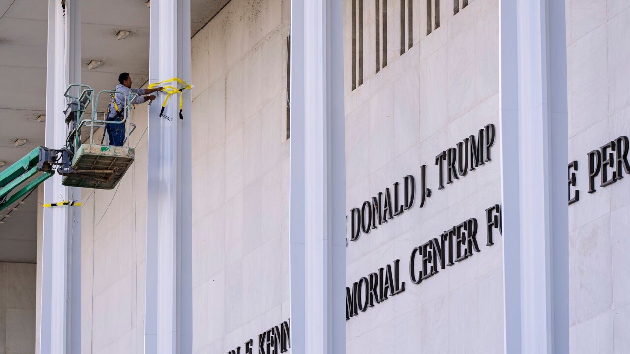 Trump moet zijn naam opnieuw van Kennedy Center halen: "Nog nooit is een president zo slecht behandeld als ik"