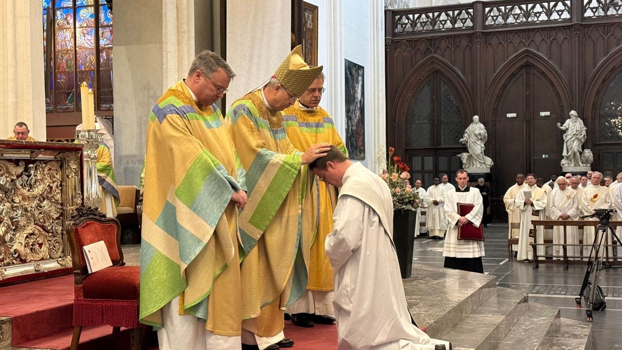 Professor Wouter Druwé (KU Leuven) tot priester gewijd in kathedraal van Antwerpen: "Als kind al voelde ik me geborgen in de kerk"