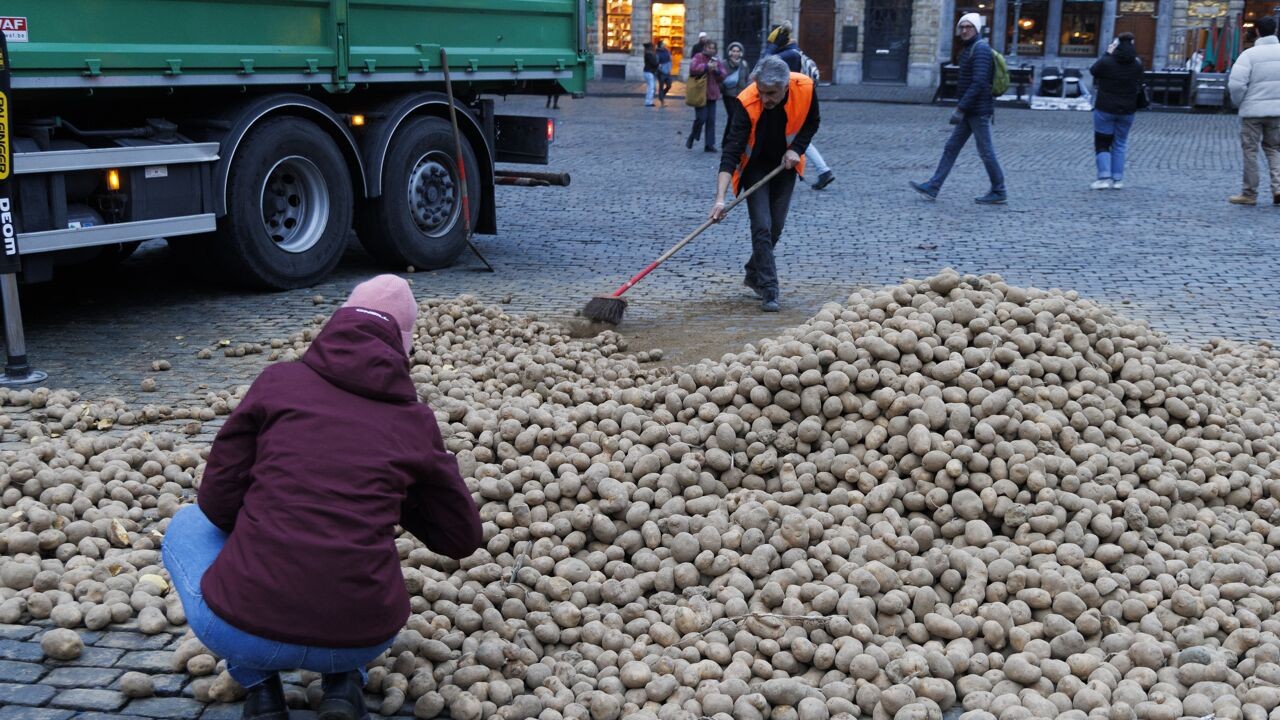 Tractorbestuurder die lading aardappelen op Grote Markt van Brussel stortte, krijgt voorstel tot strafbemiddeling