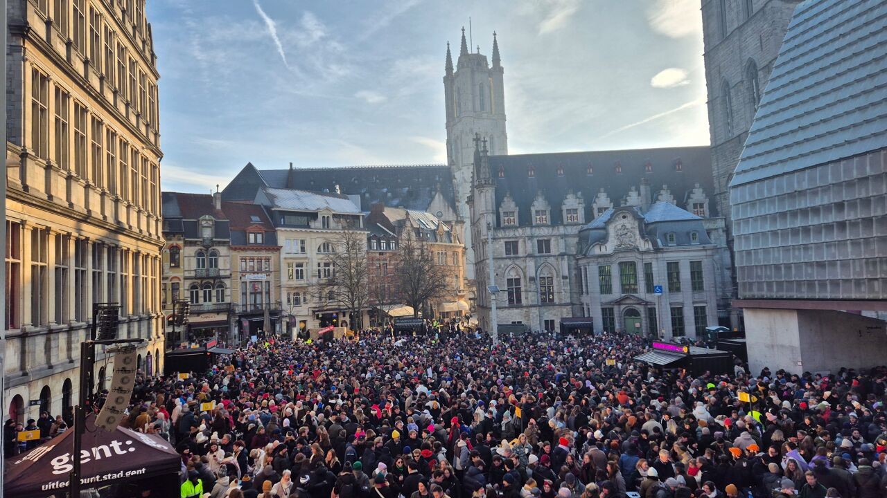 Zonder toespraak van burgemeester, maar met vals citaat van Einstein en veel strijkplanken: 15.000 mensen klinken op nieuwe jaar in Gent