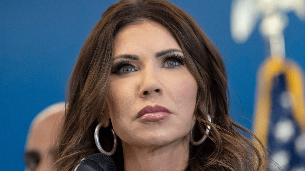 Kristi Noem stuurt "honderden extra agenten" naar Minneapolis, tientallen actievoerders opgepakt bij protest tegen ICE