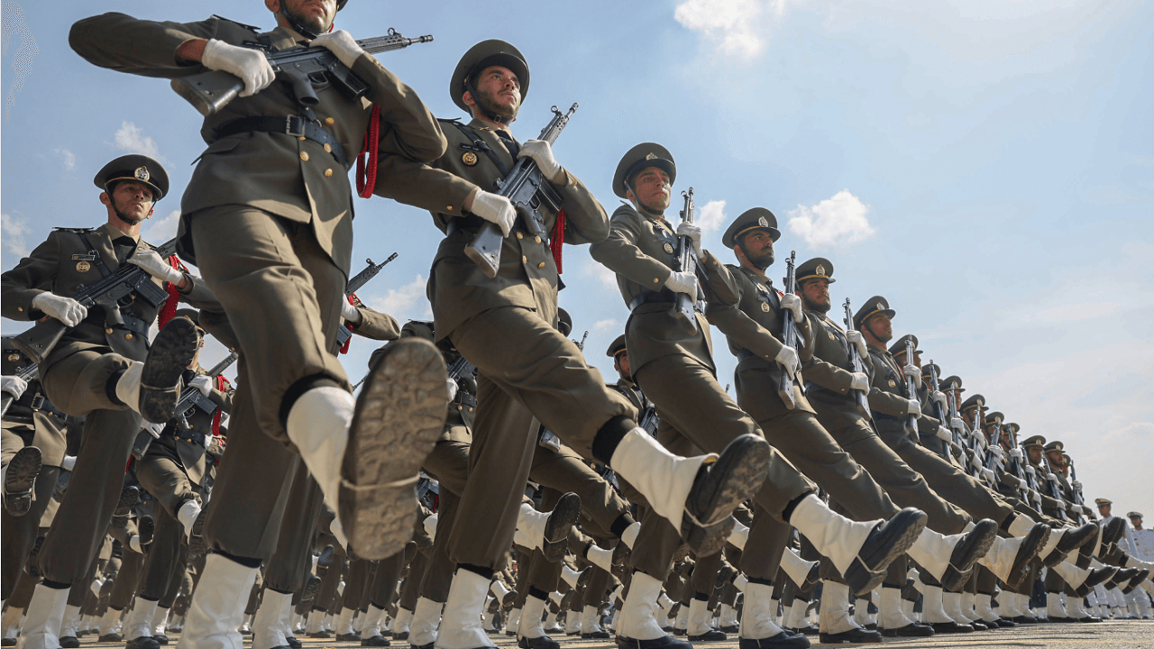 Indrukwekkende troepenmacht, maar verouderde wapens: wat stelt het leger van Iran nog voor?