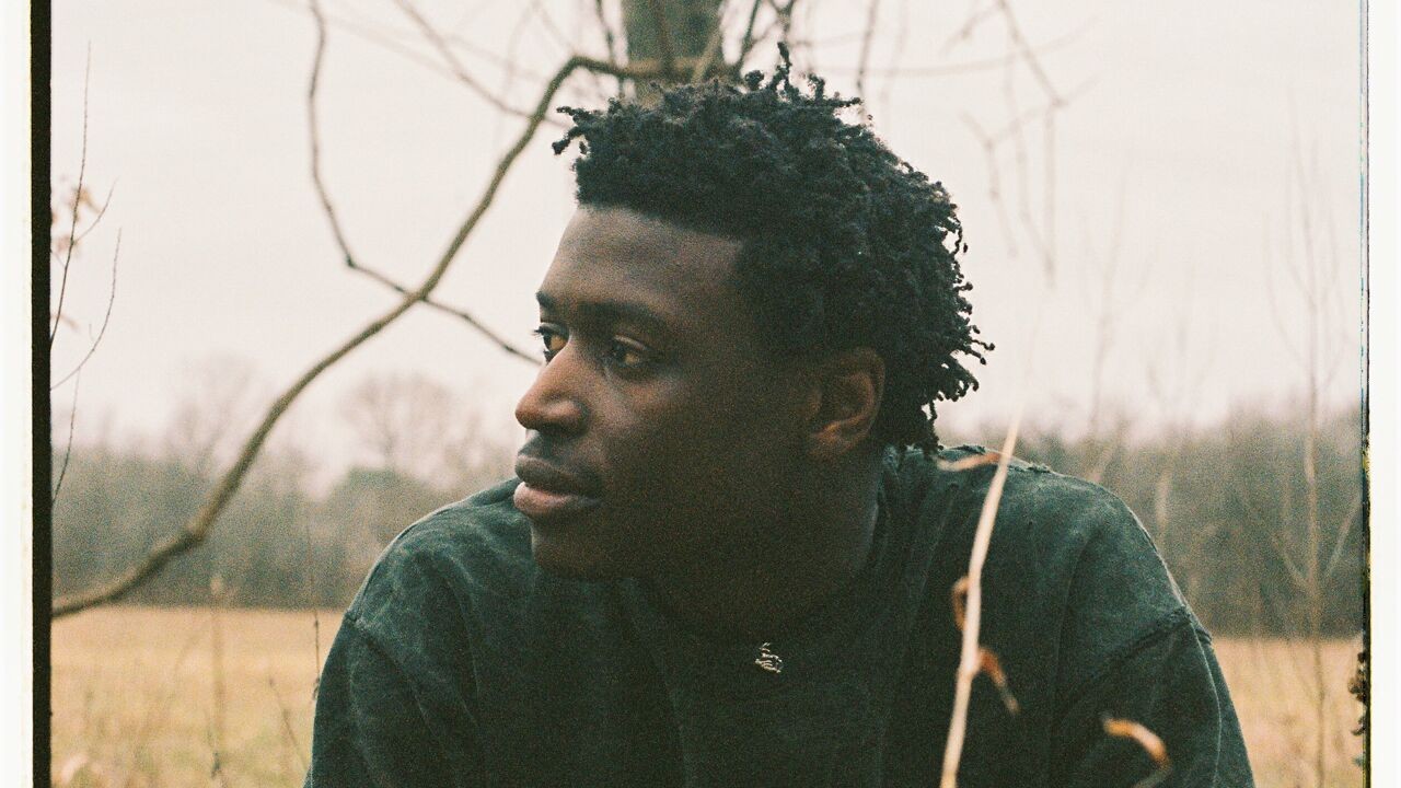 Singer-songwriter Mon Rovîa maakt met 'Bloodline' de brug tussen folk en West-Afrika