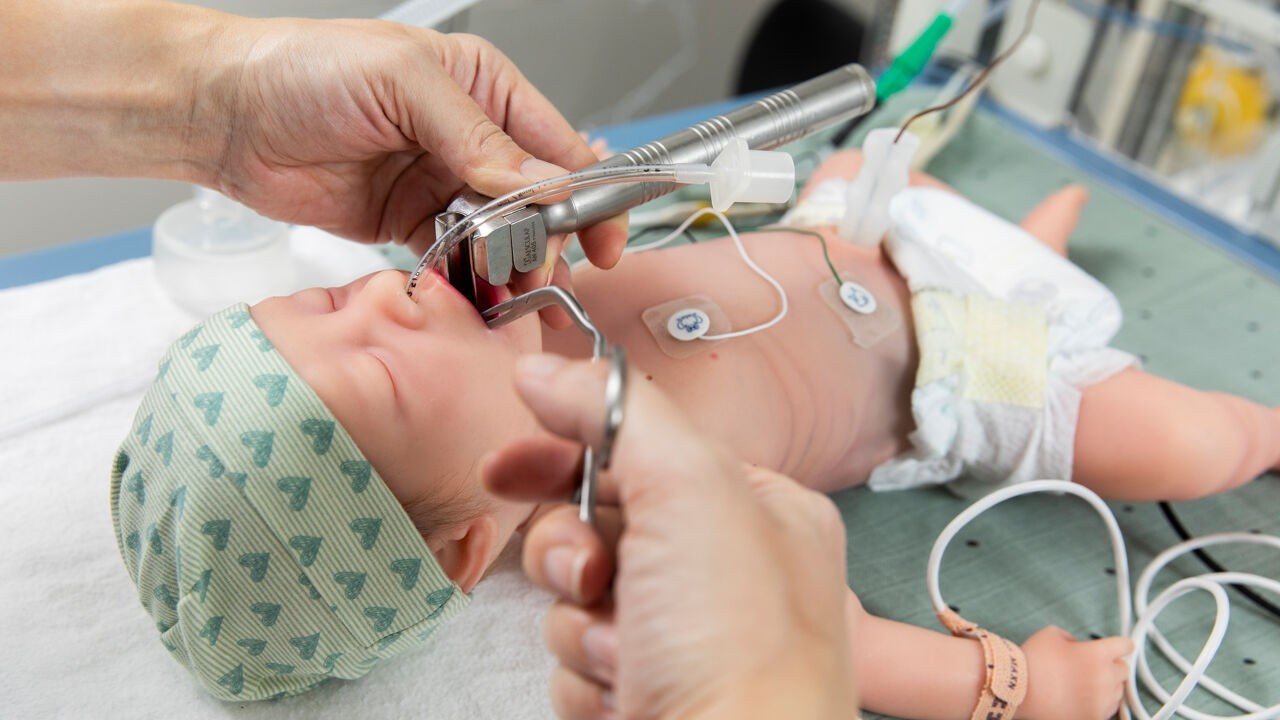 Maak kennis met baby Zaskia, eerste levensechte reanimatiepop van de Benelux