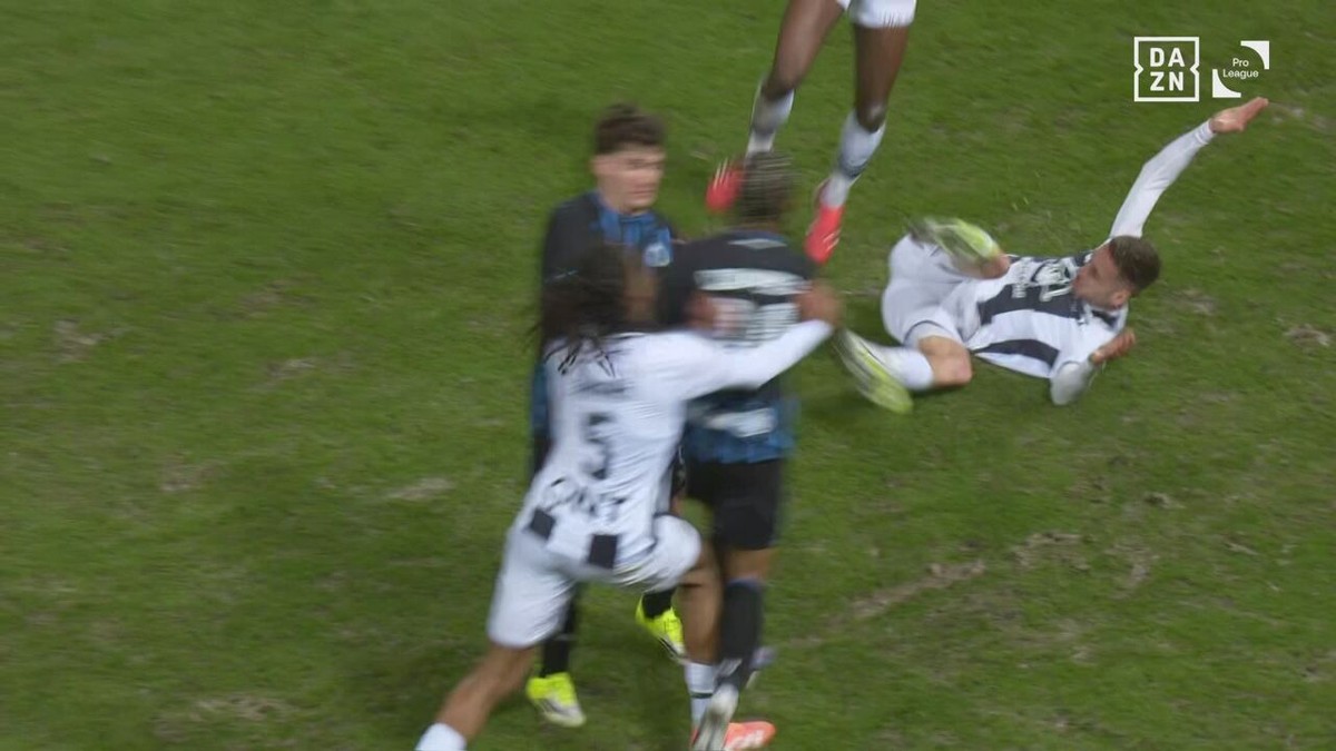 VIDEO - Campbell krijgt rood na stevige revanche, Tzolis probeert rode kaart van ref af te pakken